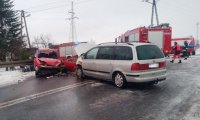 Budy 46-letni obywatel Ukrainy kierując samochodem marki Volkswagen zjechał na przeciwległy pas ruchu i zderzył się czołowo z jadącym z przeciwka samochodem marki Fiat