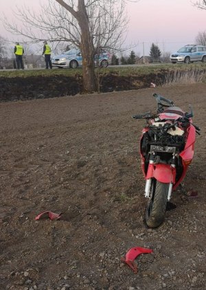 zdarzenie drogowe- motocykl stojący na polu