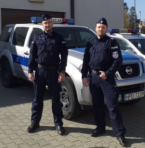 Policjanci sierżant sztabowy Ryszard Łos oraz starszy posterunkowy Marcin Gnap